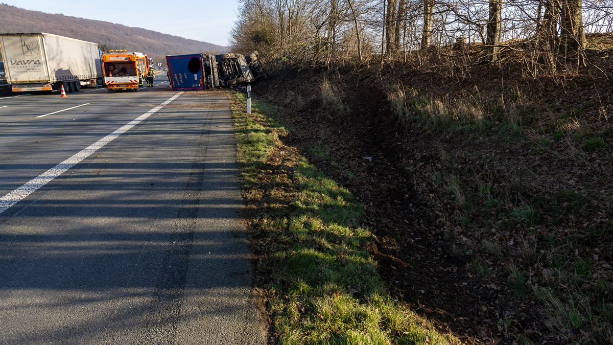 FW Porta Westfalica: 22.01.2026 - A2: Schwerer LKW-Unfall / 1 Verletzter - Foto: presseportal.de