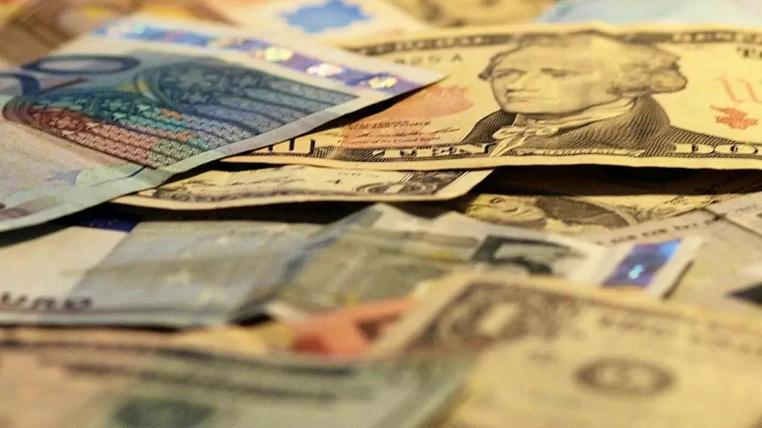 Euro- und Dollarscheine (Archiv) - Bild: via dts Nachrichtenagentur