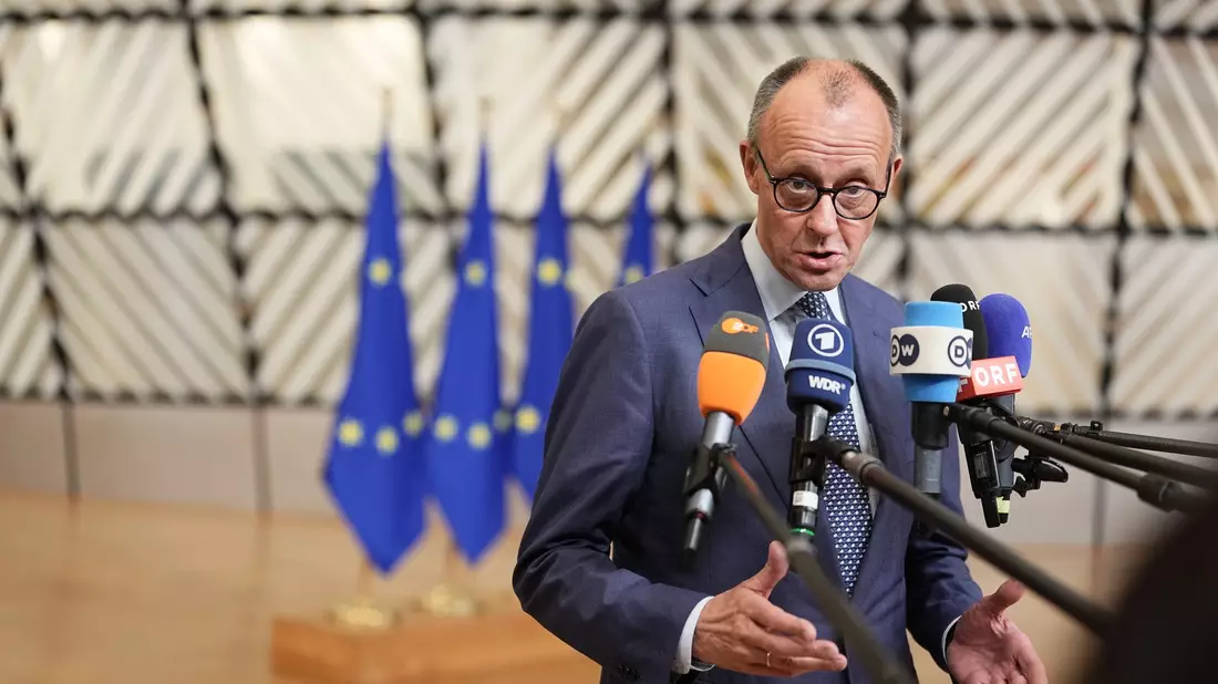 Bundeskanzler Merz: Europa muss seine Verteidigungsfähigkeit und wirtschaftliche Wettbewerbsfähigkeit stärken. - Bild: Michael Kappeler/dpa