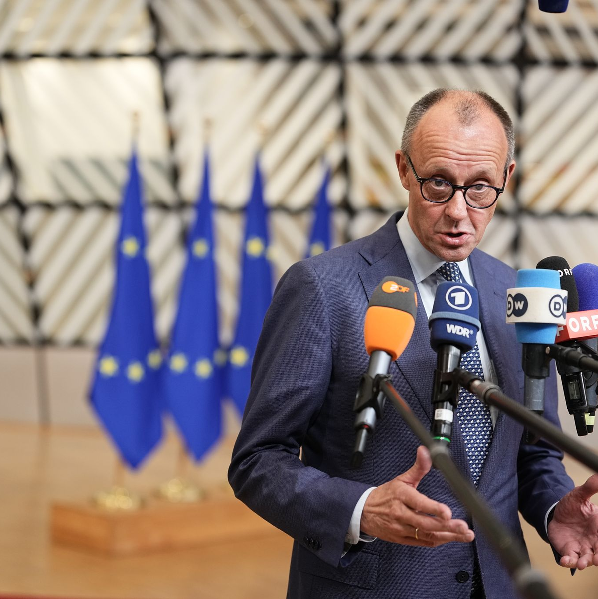 Europa könne sich Respekt verschaffen, wenn es bedroht werde, meint Frankreichs Präsident Emmanuel Macron. - Foto: Michael Kappeler/dpa