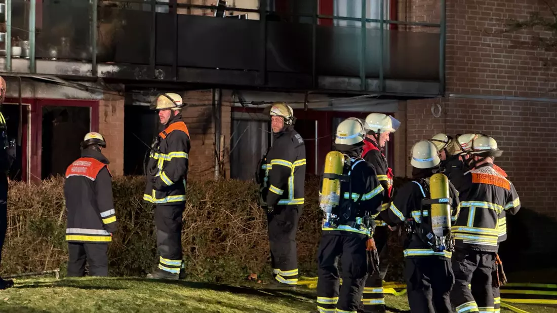 Bei dem Brand in einem Hamburger Pflegeheim kam für einen Mann jede Hilfe zu spät.  - Bild: Domenic Schmidt/NEWS5/dpa