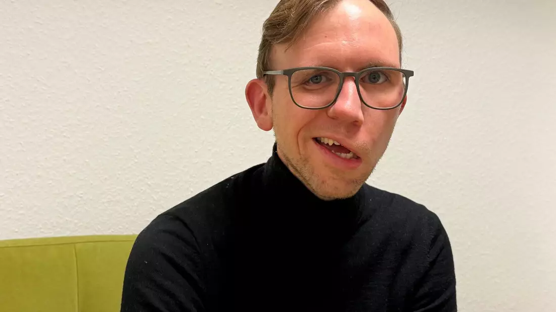 Mit einem Smiley mit schrägem Grinsen wirbt Friederich für seine Mutmacher-Aktion.  - Bild: Christian Schultz/dpa /dpa