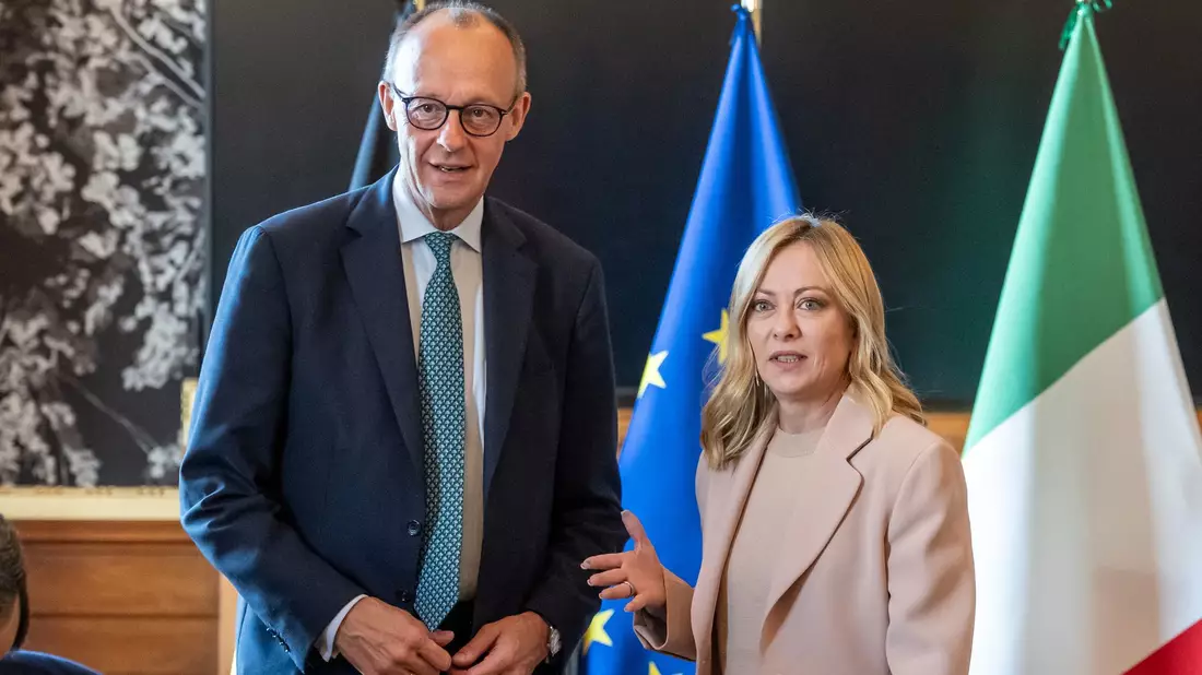 Bundeskanzler Friedrich Merz (links) und Italiens Ministerpräsidentin Giorgia Meloni treffen sich zu Regierungskonsultationen in Rom. - Bild: Michael Kappeler/dpa