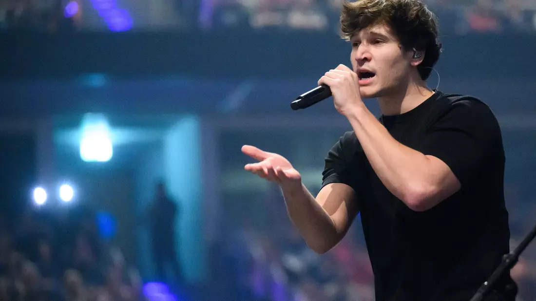 Wincent Weiss ist glücklich - und singt darüber. (Archivbild) - Bild: Julian Stratenschulte/dpa