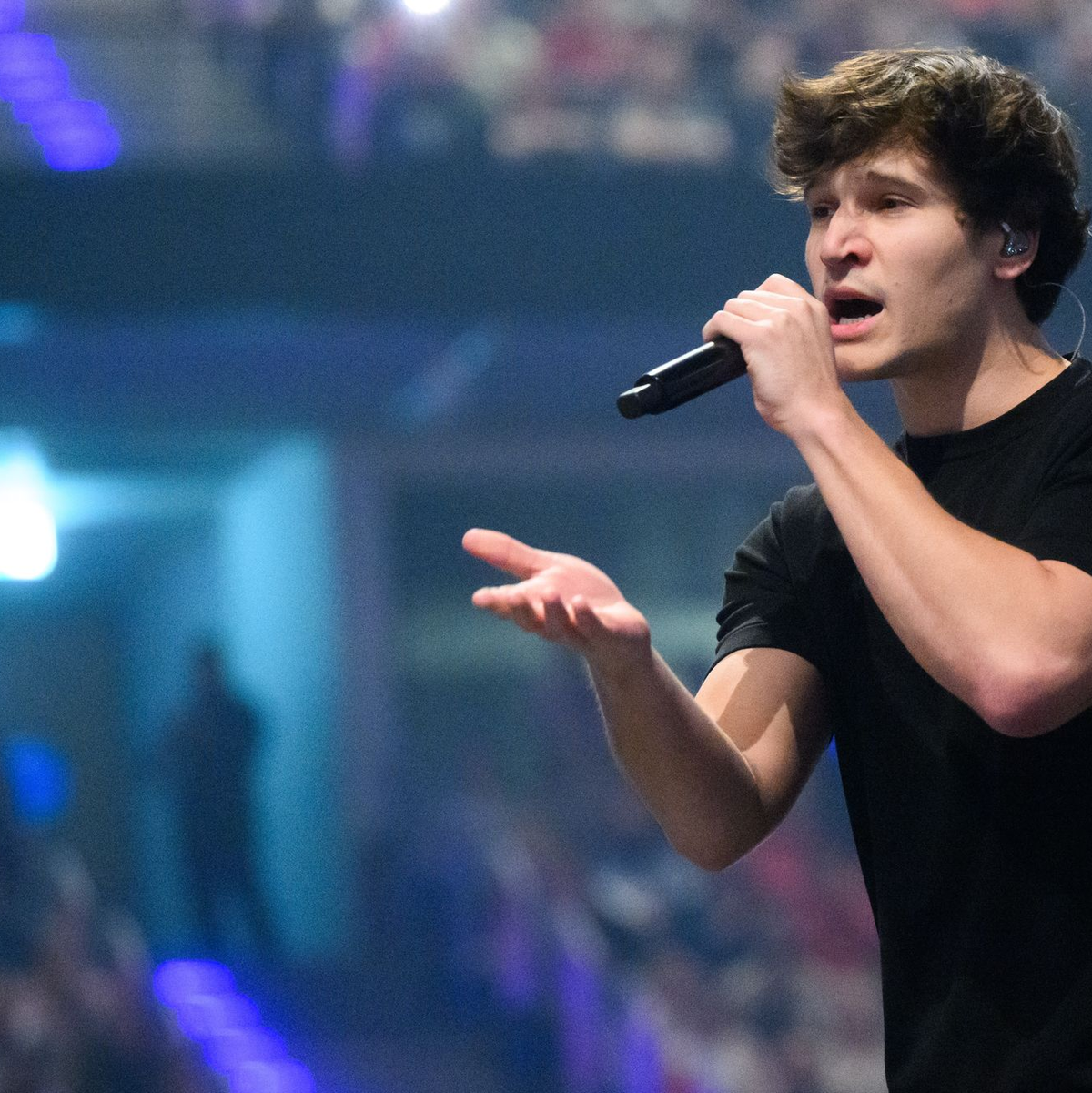 Wincent Weiss ist glücklich - und singt darüber. (Archivbild) - Foto: Julian Stratenschulte/dpa