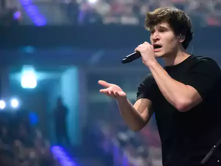 Wincent Weiss ist glücklich - und singt darüber. (Archivbild) - Foto: Julian Stratenschulte/dpa
