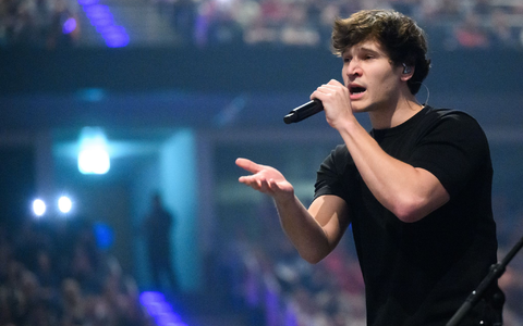 Wincent Weiss ist glücklich - und singt darüber. (Archivbild) - Foto: Julian Stratenschulte/dpa