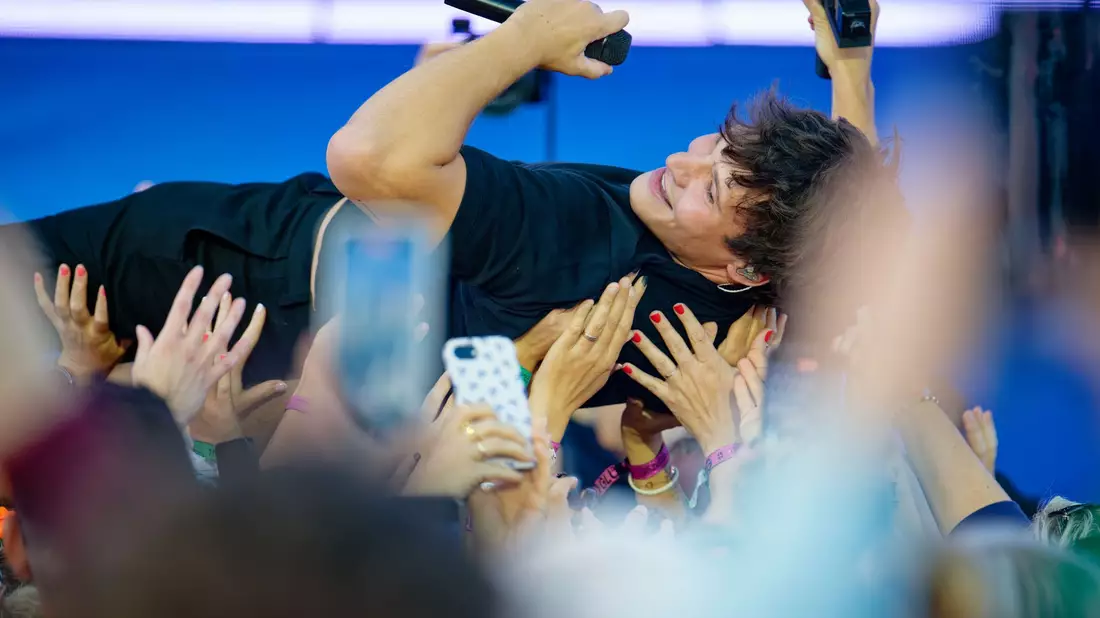 Die Fans von Wincent Weiss tragen ihn auch nach zehn Jahren noch auf Händen. (Archivbild) - Bild: Uwe Anspach/dpa