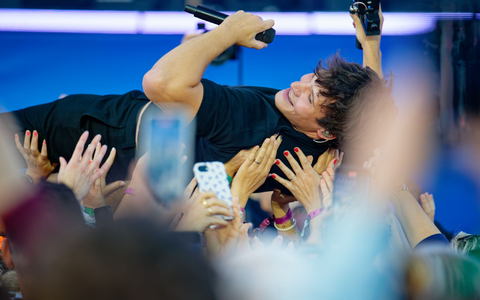 Die Fans von Wincent Weiss tragen ihn auch nach zehn Jahren noch auf Händen. (Archivbild) - Foto: Uwe Anspach/dpa