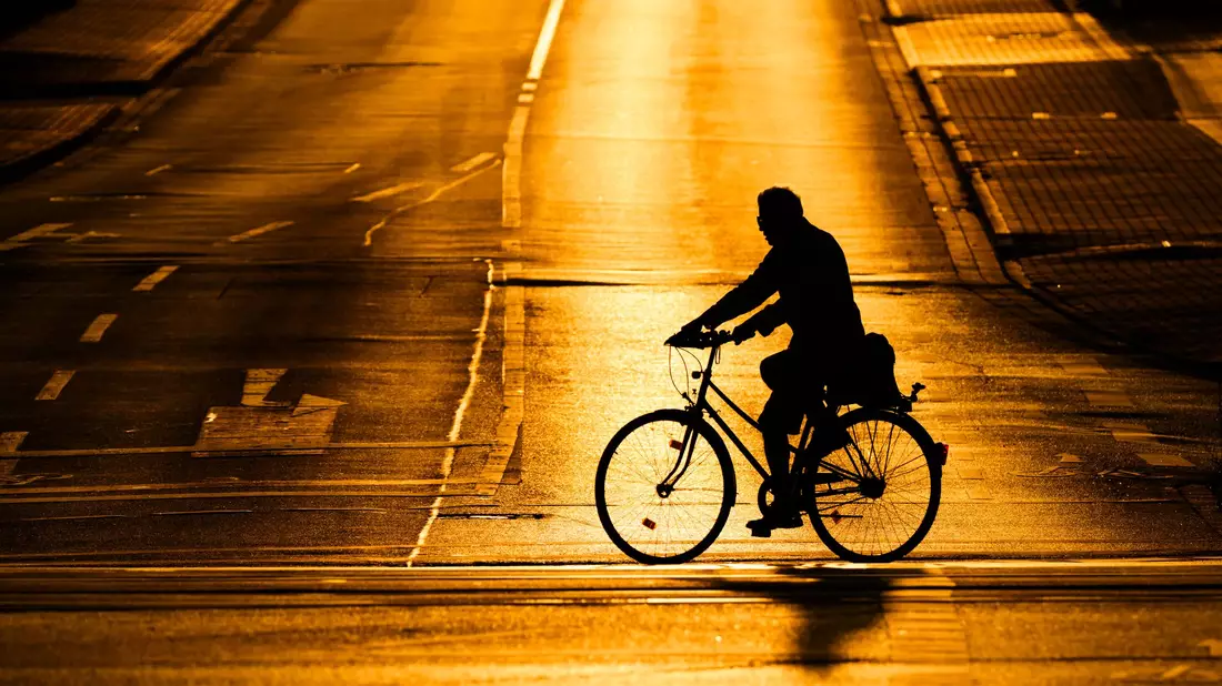 Radfahrer verunfallen oft auch ganz alleine. (Symbolbild) - Bild: Julian Stratenschulte/dpa