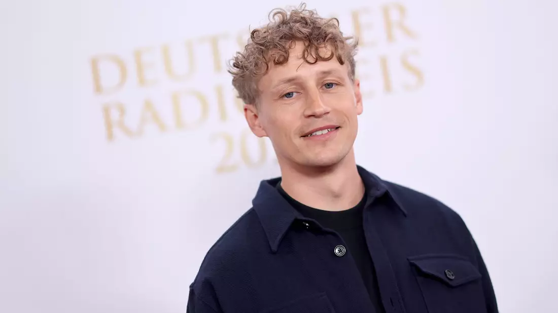 Tim Bendzko singt über den Mut, sich zu verändern. (Archivbild) - Bild: Christian Charisius/dpa