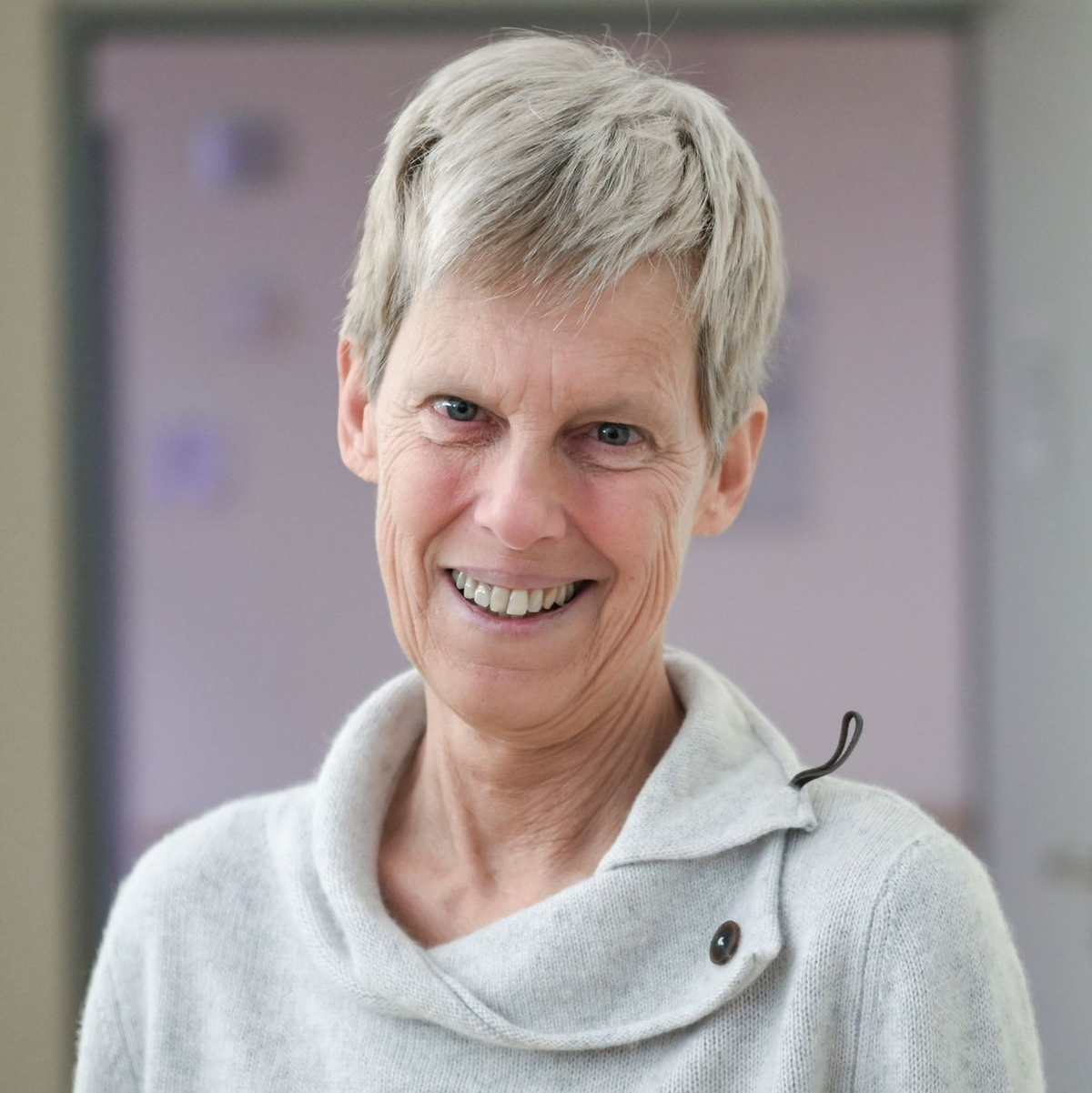 Trotz der erschütternden Diagnose, behält die 57-Jährige ihren Optimismus. - Foto: Jens Kalaene/dpa