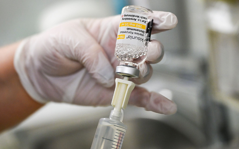 Anders als bisherige Alzheimer-Medikamente behandelt der Antikörper nicht nur Symptome, sondern zielt auf zugrundeliegende Krankheitsprozesse ab. - Foto: Jens Kalaene/dpa