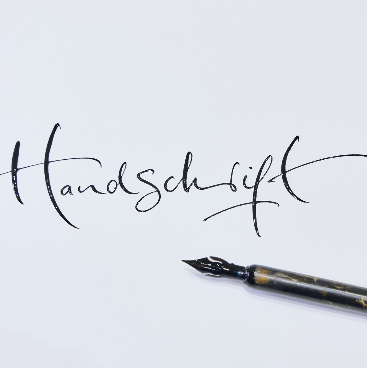 Schön schreiben, kann jeder, findet Jeannine Platz und ermuntert: Weniger tippen, mehr schreiben! - Foto: Georg Wendt/dpa