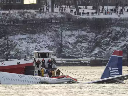 Wie durch ein Wunder überleben alle 155 Menschen an Bord die Notlandung im Hudson River. (Archivbild)  - Foto: epa Lane/dpa