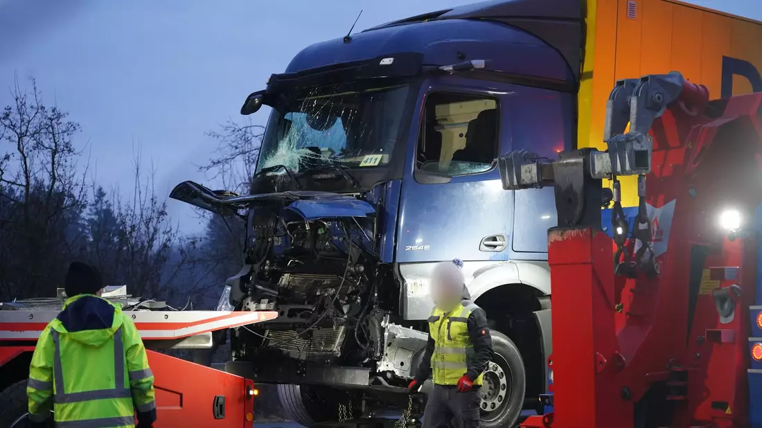 Bei einer Unfallserie auf der A44 geriet ein mit Papier beladener Sattelauflieger in Brand.  - Bild: Christian Müller/dpa