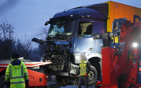 Bei einer Unfallserie auf der A44 geriet ein mit Papier beladener Sattelauflieger in Brand.  - Foto: Christian Müller/dpa