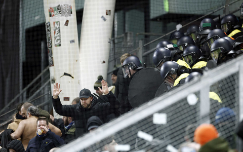 In Utrecht durfte ein Teil der Gästefans das Spiel nicht im Stadion verfolgen. - Foto: Robin Van Lonkhuijsen/ANP/dpa In Utrecht durfte ein Teil der Gästefans das Spiel nicht im Stadion verfolgen. - Foto: Robin Van Lonkhuijsen/ANP/dpa