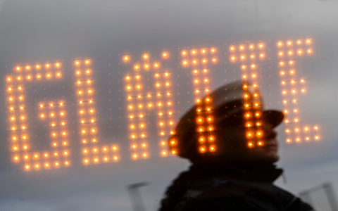 Extremes Glatteis: In mehreren Landkreisen im Westen Niedersachsens fällt die Schule aus, es kommt zu zahlreichen Unfällen. (Symbolbild) - Foto: Marijan Murat/dpa
