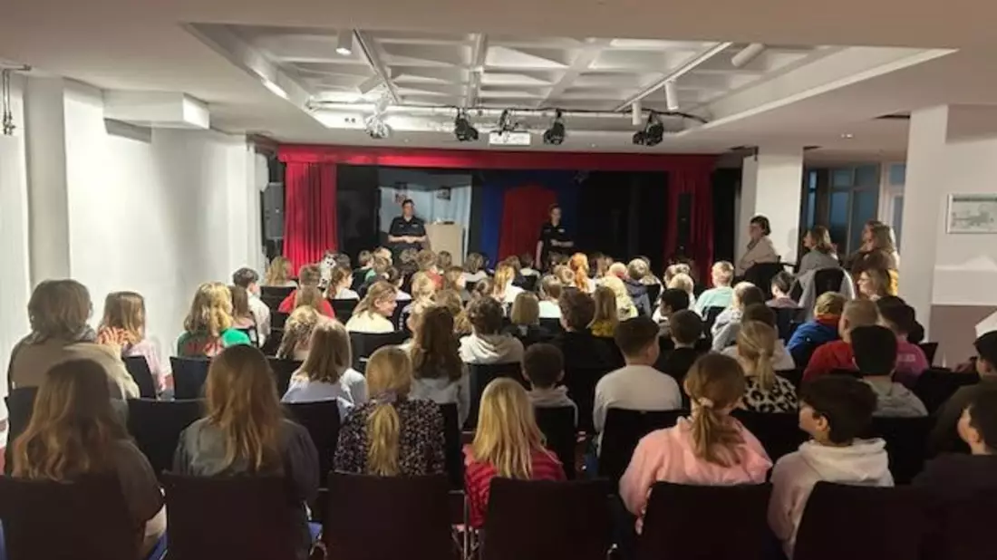 POL-LG: ++ mehr als 420 Uelzener Viertklässler reisen im Uelzener Theater mit der Präventionspuppenbühne der Polizei durch den Netzdschungel ++ Präventionsstück für Grundschulen über die Möglichkeiten ... - Bild: presseportal.de