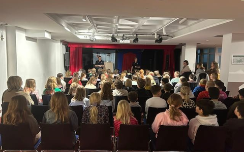 POL-LG: ++ mehr als 420 Uelzener Viertklässler reisen im Uelzener Theater mit der Präventionspuppenbühne der Polizei durch den Netzdschungel ++ Präventionsstück für Grundschulen über die Möglichkeiten ... - Foto: presseportal.de