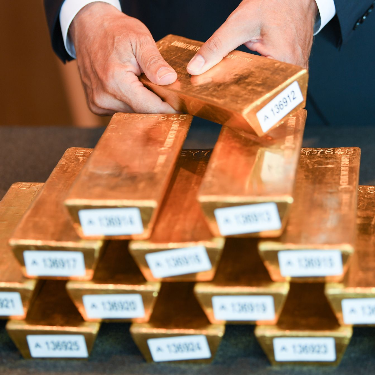 Mehr als ein Drittel der deutschen Goldreserven lagert in den USA. Die Bundesbank verweist darauf, dass sie die Bestände regelmäßig prüft. Hunderte Barren holte sie in den Jahren 2013 bis 2017 nach Deutschland. (Archivbild) - Foto: Arne Dedert/dpa