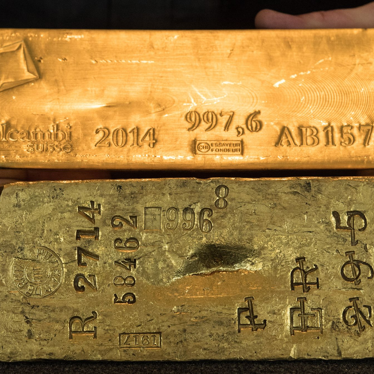 Die Bundesbank präsentiert Goldbarren, die sie aus dem Ausland in eigene Tresore nach Frankfurt geholt hat. (Archivbild) - Foto: Boris Roessler/dpa