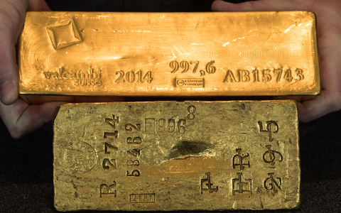 Die Bundesbank präsentiert Goldbarren, die sie aus dem Ausland in eigene Tresore nach Frankfurt geholt hat. (Archivbild) - Foto: Boris Roessler/dpa