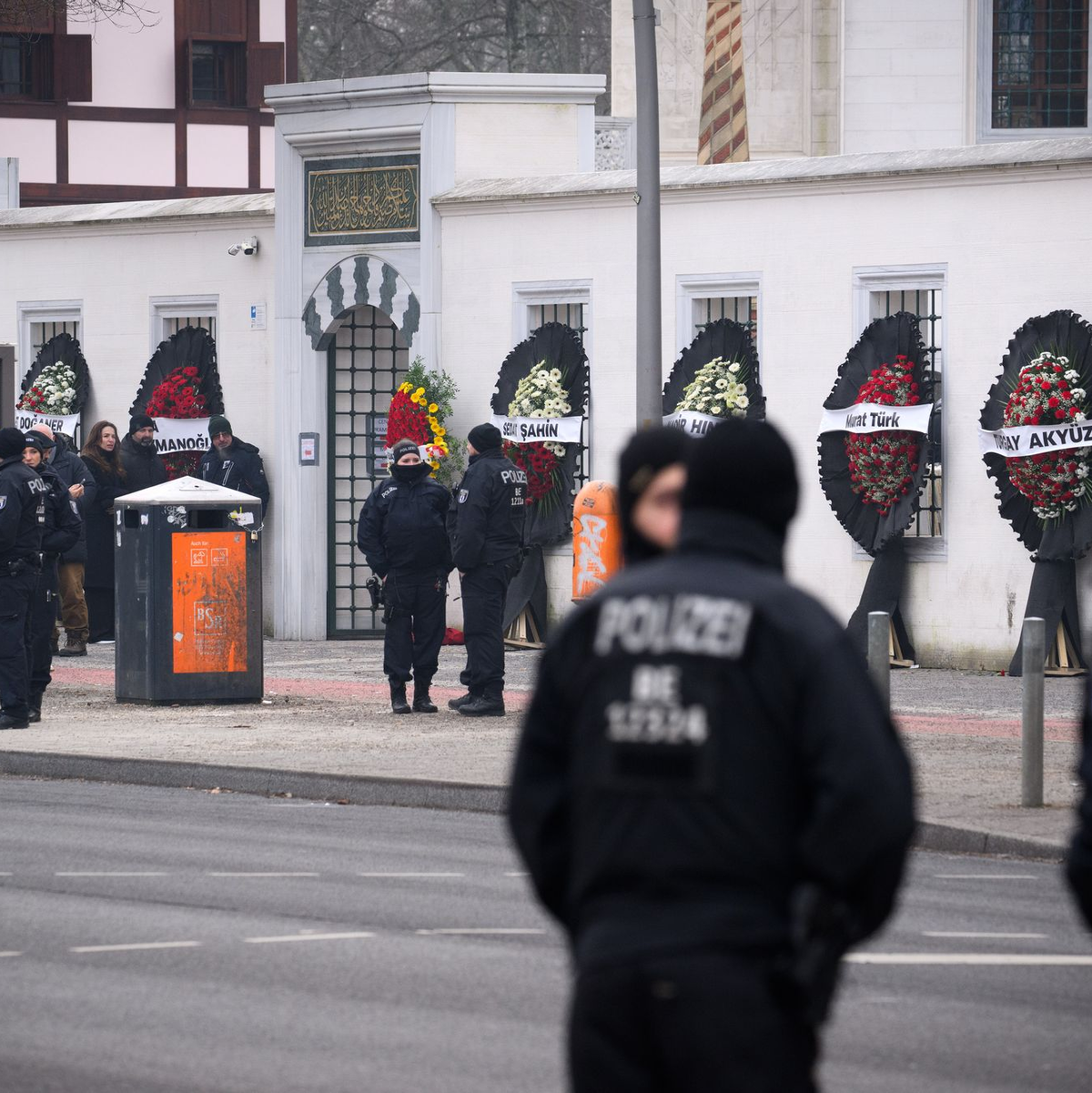 Bei einer Beerdigung im Clan-Milieu beginnen die Trauerfeierlichkeiten in der Sehitlik-Moschee in Berlin-Neukölln. - Foto: Bernd von Jutrczenka/dpa