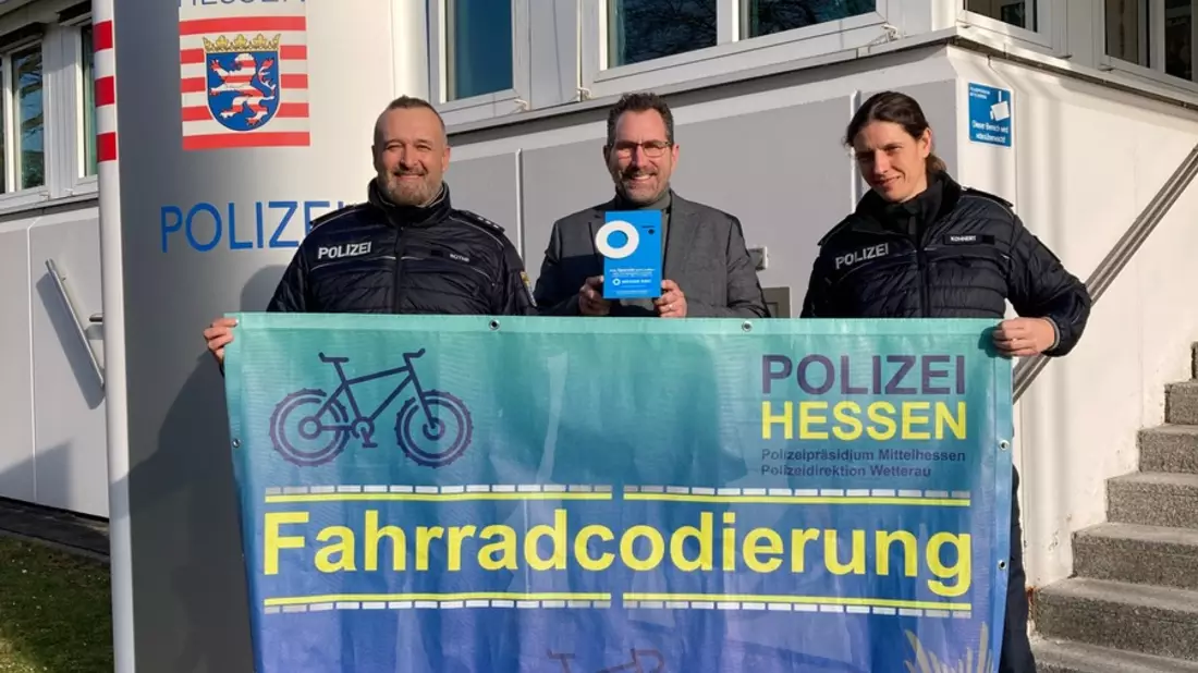 Mittelhessen: WETTERAUKREIS: + Friedberger Polizei übergibt Spende an den Weißen Ring + - Bild: presseportal.de