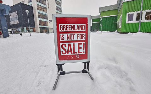 Schild mit der Aufschrift Greenland is not for sale am 19.01.2026 - Foto: via dts Nachrichtenagentur