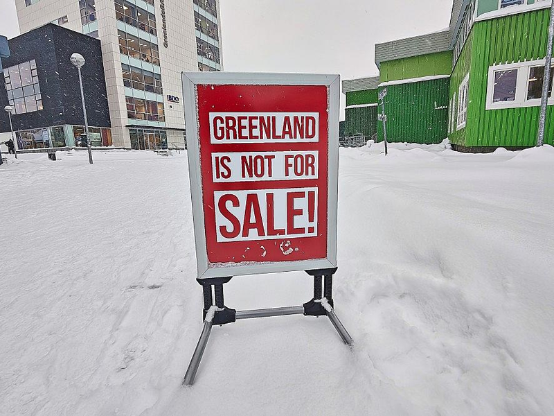 Schild mit der Aufschrift Greenland is not for sale am 19.01.2026 - Foto: via dts Nachrichtenagentur