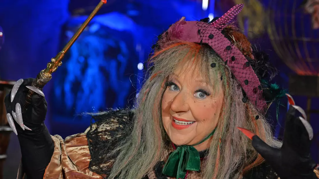 Angelika Mann in der Rolle als «Märchenrätselhexe» während einer Fernsehproduktion. (Archivbild) - Bild: picture alliance / dpa
