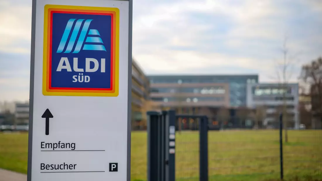 Aldi Süd beschäftigt 50.000 Menschen in Deutschland. - Bild: Christoph Reichwein/dpa