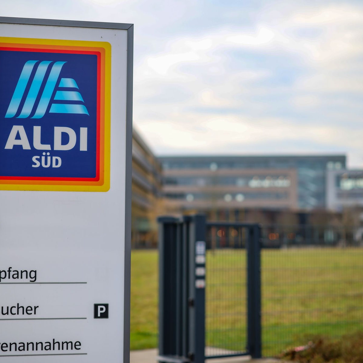 Aldi Süd beschäftigt 50.000 Menschen in Deutschland. - Foto: Christoph Reichwein/dpa