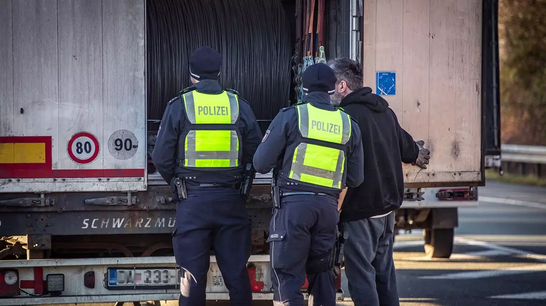 POL-UN: Fröndenberg - Sondereinsatz Schwerlastkontrollen und Sozialvorschriften - Bild: presseportal.de