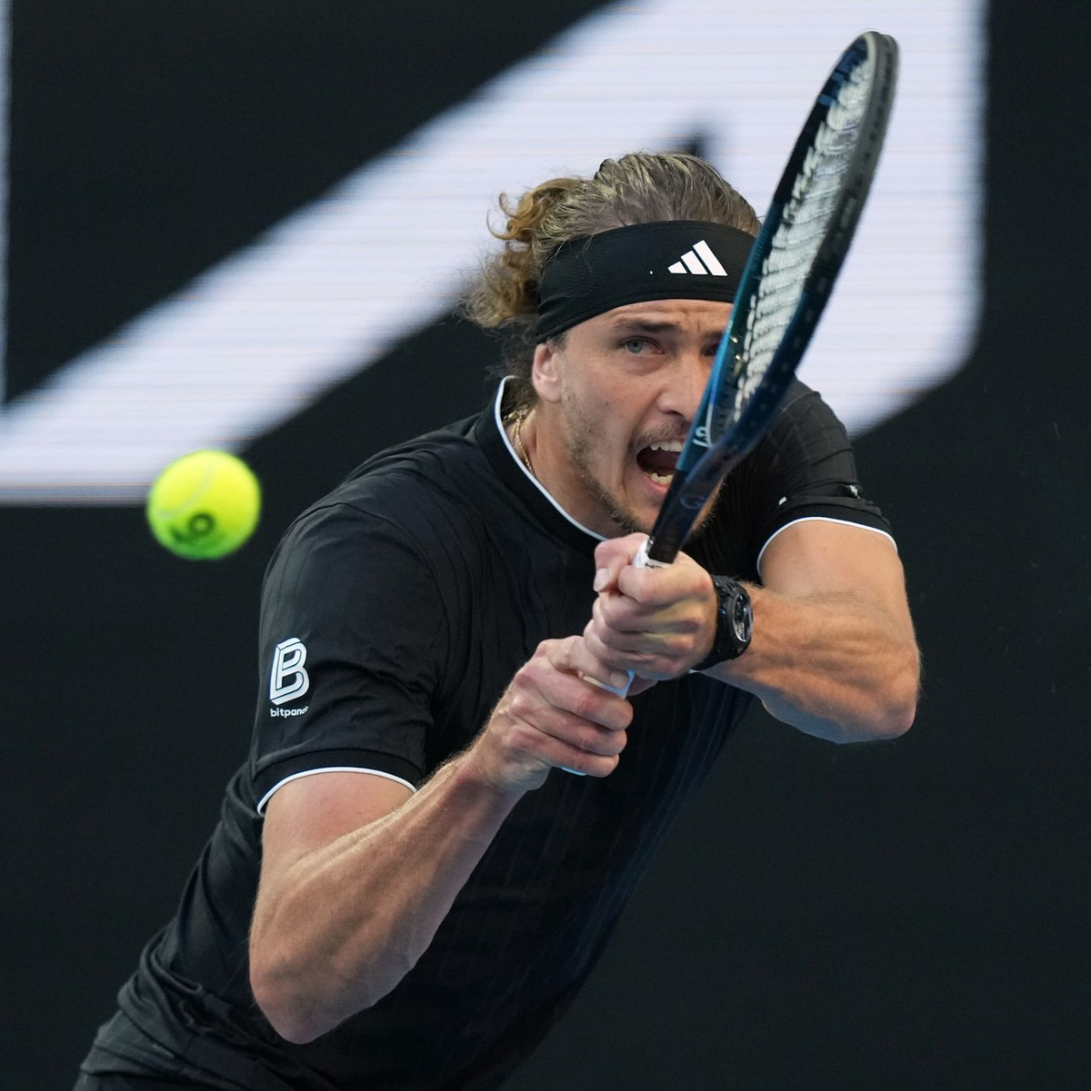 Alexander Zverev besiegte in Melbourne in der 3. Runde den Briten Cameron Norrie. - Foto: Aaron Favila/AP/dpa