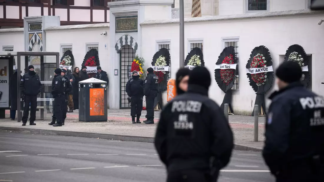 Die Beerdigung im Berliner Clan-Milieu wird von der Polizei mit einem größeren Aufgebot begleitet. - Bild: Bernd von Jutrczenka/dpa