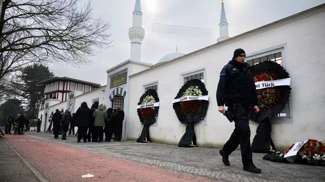 Eine Beerdigung im Berliner Clan-Milieu wird von der Polizei begleitet. - Bild: Bernd von Jutrczenka/dpa