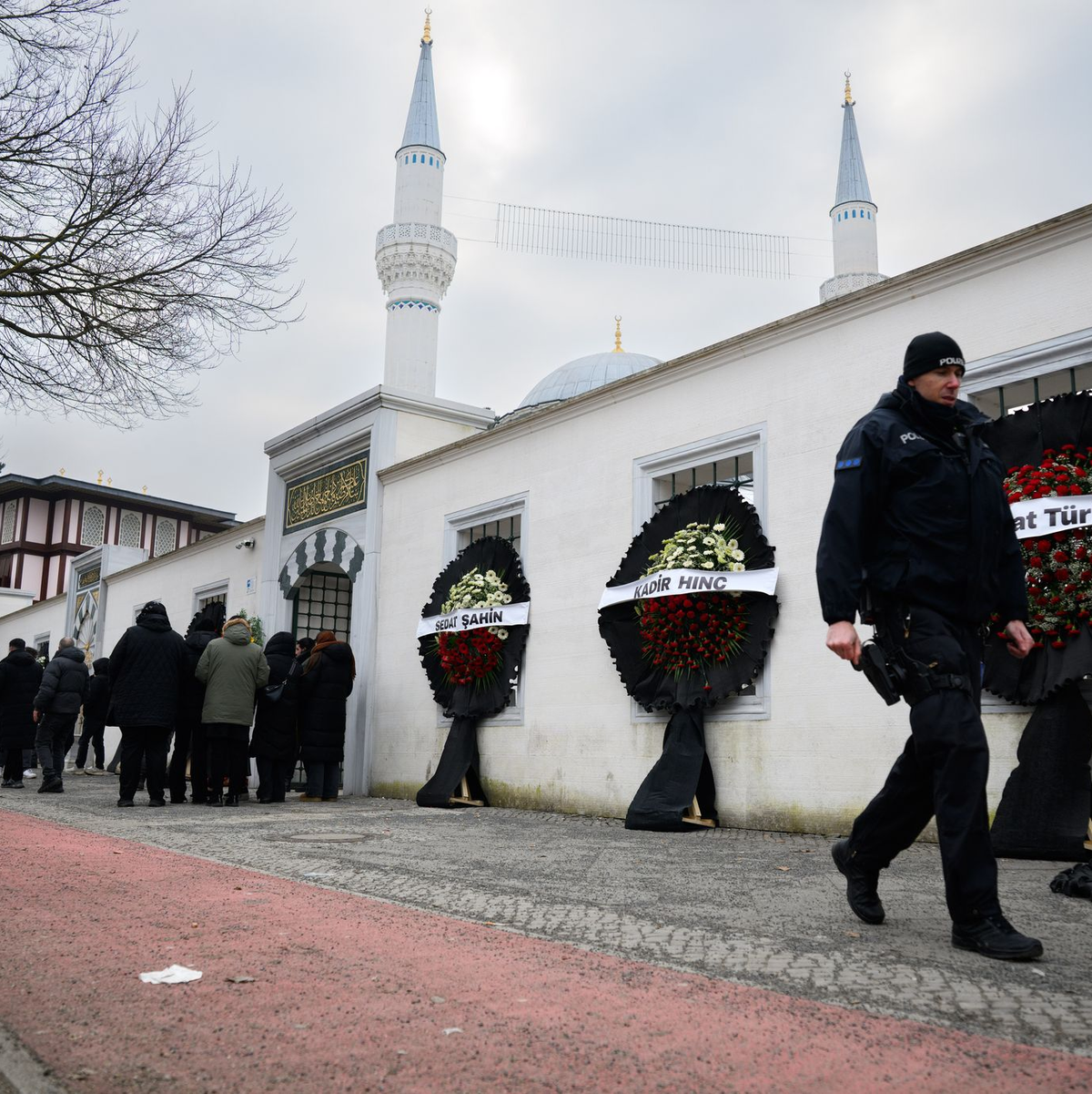 Eine Beerdigung im Berliner Clan-Milieu wird von der Polizei begleitet. - Foto: Bernd von Jutrczenka/dpa