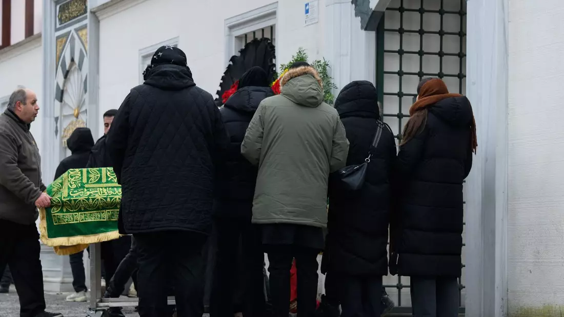 Bei einer Beerdigung im Clan-Milieu beginnen die Trauerfeierlichkeiten in der Sehitlik-Moschee in Berlin-Neukölln. - Bild: Bernd von Jutrczenka/dpa
