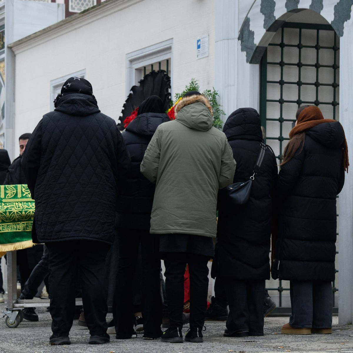 Bei einer Beerdigung im Clan-Milieu beginnen die Trauerfeierlichkeiten in der Sehitlik-Moschee in Berlin-Neukölln. - Foto: Bernd von Jutrczenka/dpa