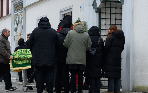 Bei einer Beerdigung im Clan-Milieu beginnen die Trauerfeierlichkeiten in der Sehitlik-Moschee in Berlin-Neukölln. - Foto: Bernd von Jutrczenka/dpa