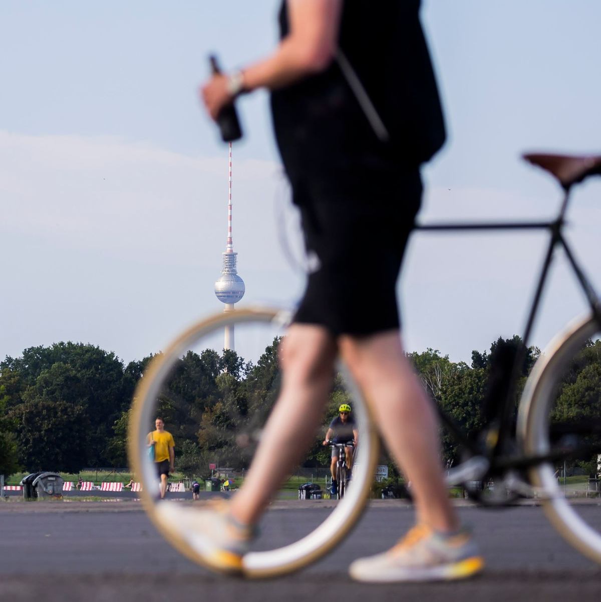 Auch auf dem Fahrrad ist Alkohol gefährlich. (Symbolbild)  - Foto: Christoph Soeder/dpa
