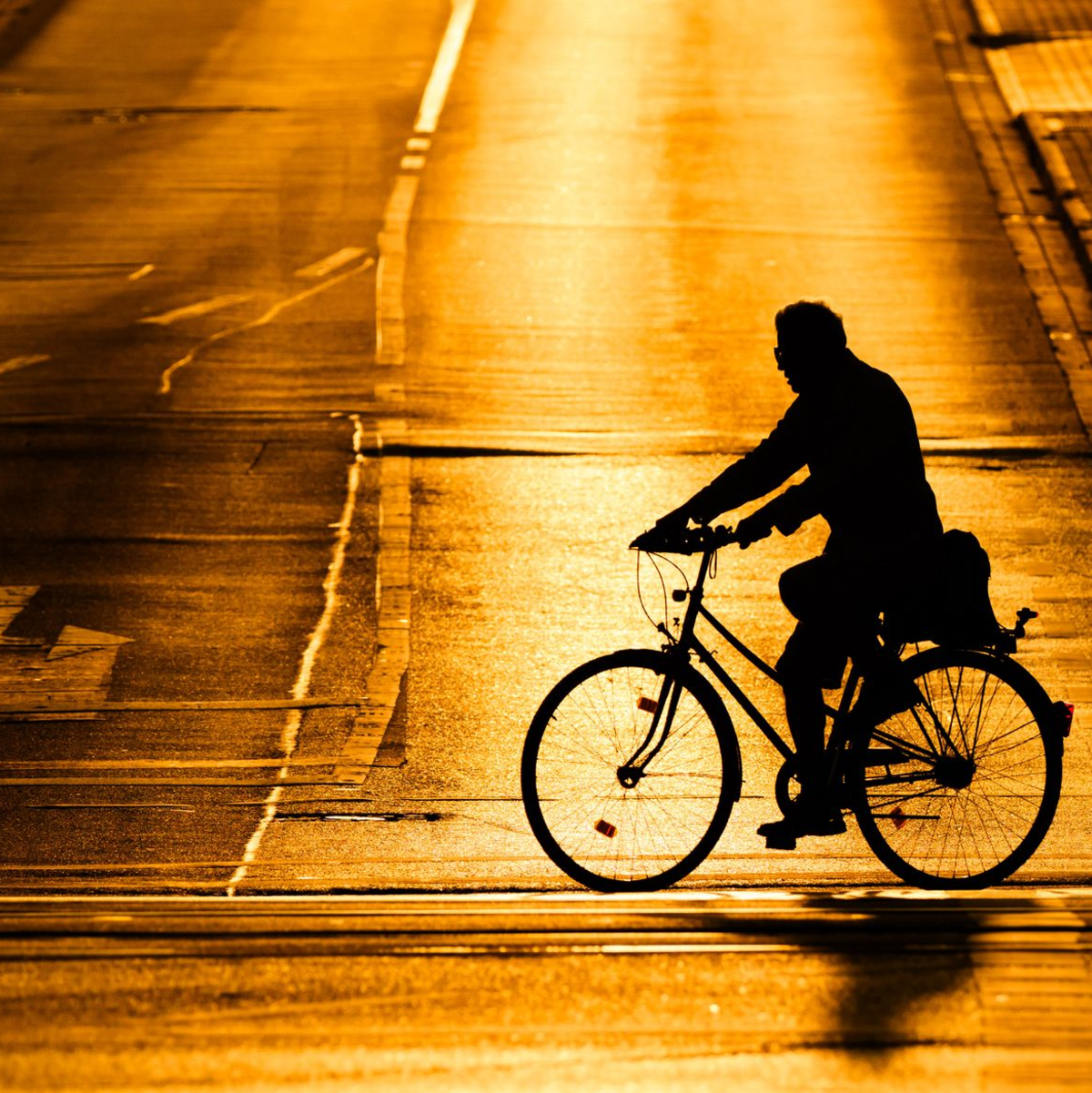 Radfahrer verunfallen oft auch ganz alleine. (Symbolbild) - Foto: Julian Stratenschulte/dpa