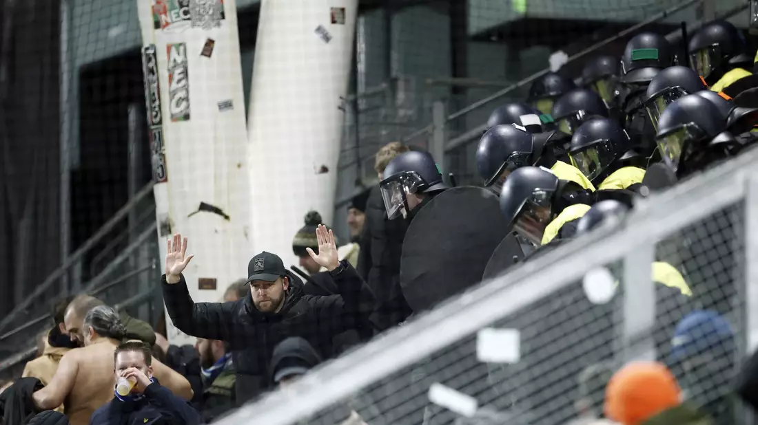 Polizei im Block: Über 300 Fans des KRC Genk mussten nach dem Einsatz das Stadion verlassen. - Bild: Robin Van Lonkhuijsen/ANP/dpa