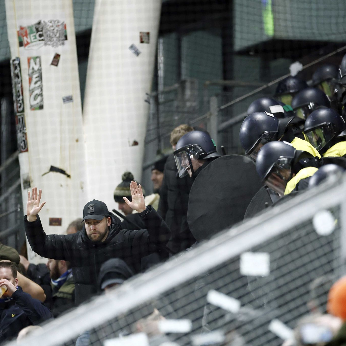 Polizei im Block: Über 300 Fans des KRC Genk mussten nach dem Einsatz das Stadion verlassen. - Foto: Robin Van Lonkhuijsen/ANP/dpa