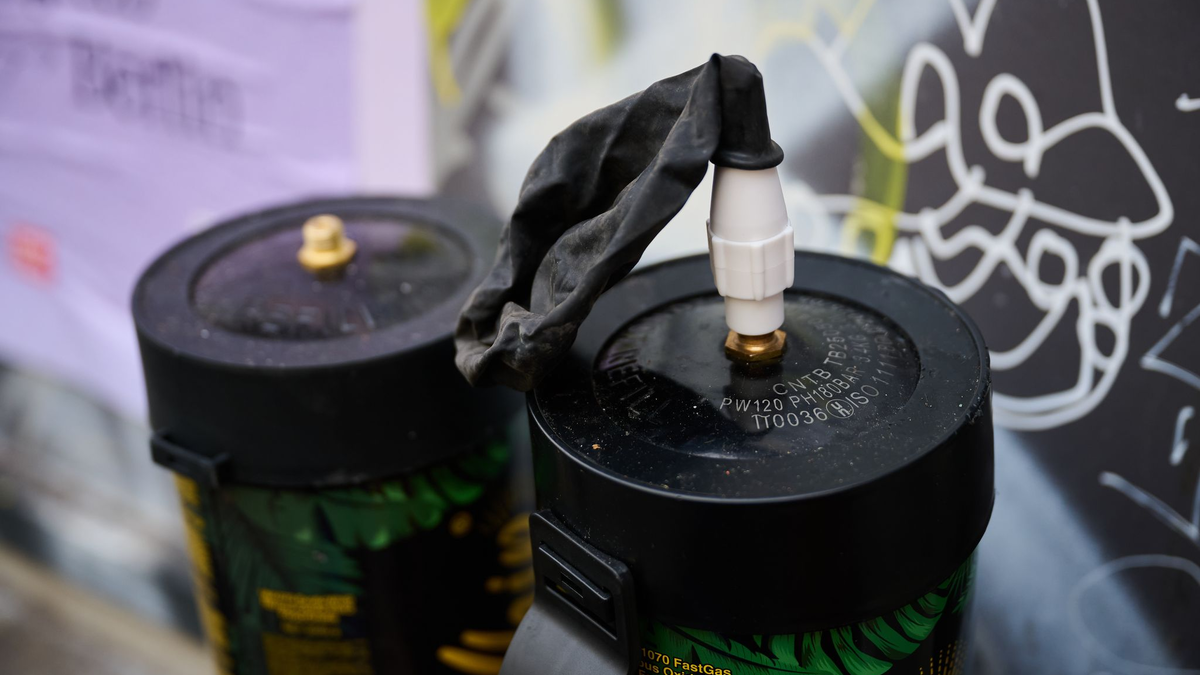 Der Konsum von Lachgas ist gerade für Minderjährige mit hohen Gesundheitsrisiken verbunden. (Symbolfoto) - Foto: Annette Riedl/dpa