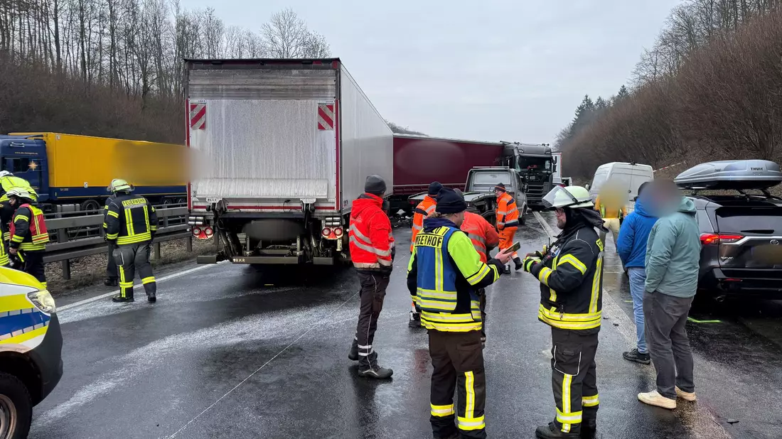 Glätte hat auf der A44 eine Unfallserie ausgelöst. - Bild: Christian Müller/dpa