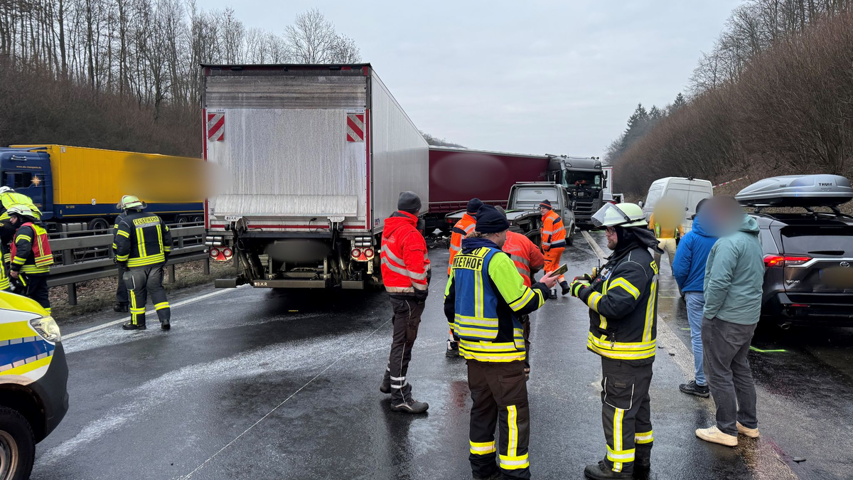 Glätte hat auf der A44 eine Unfallserie ausgelöst. - Foto: Christian Müller/dpa